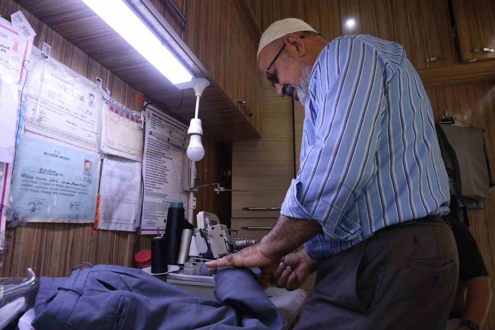 Yırtık, yanık ve sökük elbiselerin doktoru terzi Mehmet Ali amca