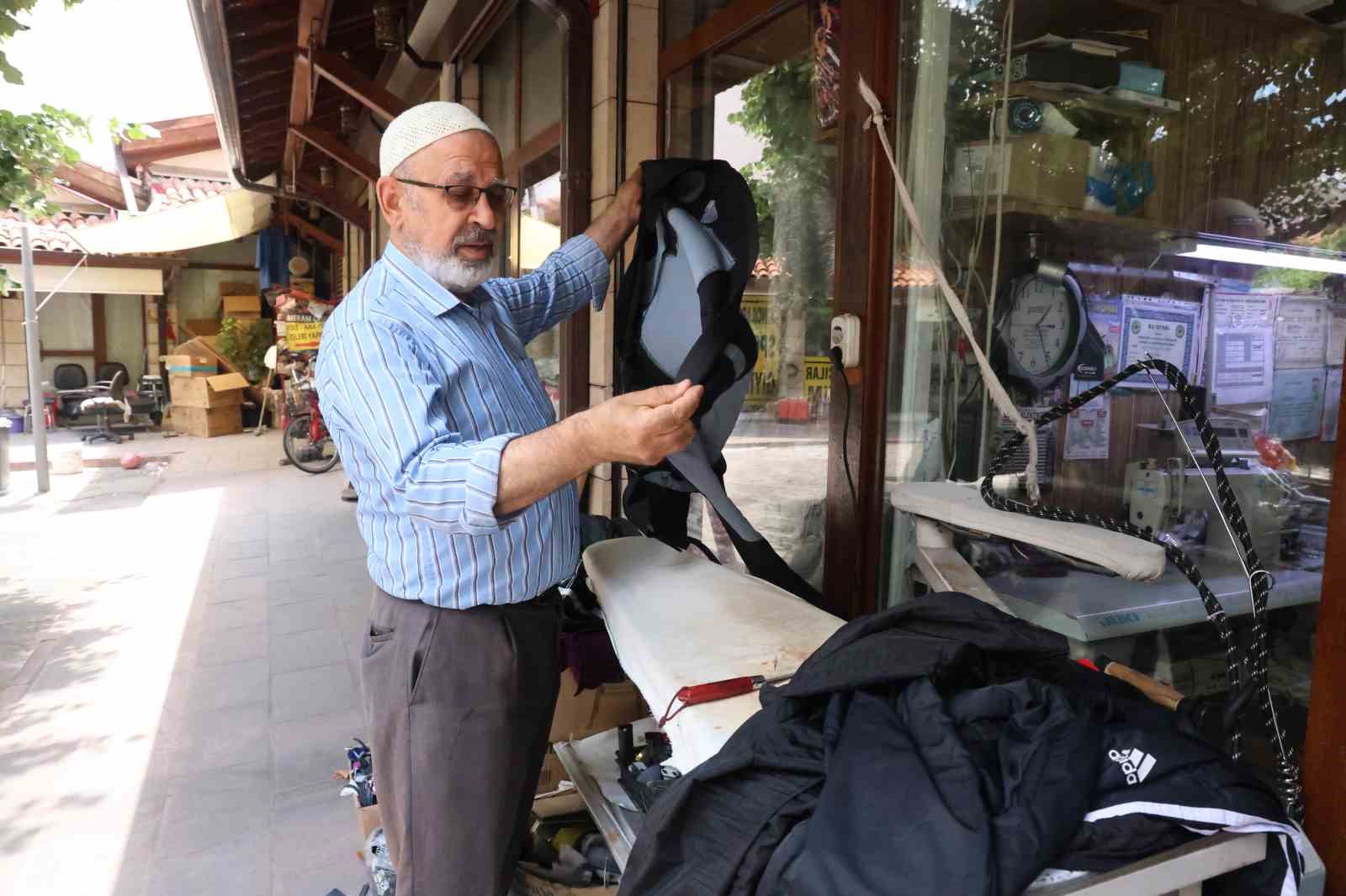 Yırtık, yanık ve sökük elbiselerin doktoru terzi Mehmet Ali amca