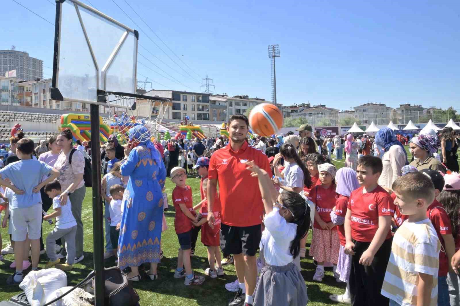 Esenyurt’ta karne coşkusu: Binlerce çocuk yaz tatiline şenlikle merhaba dedi
