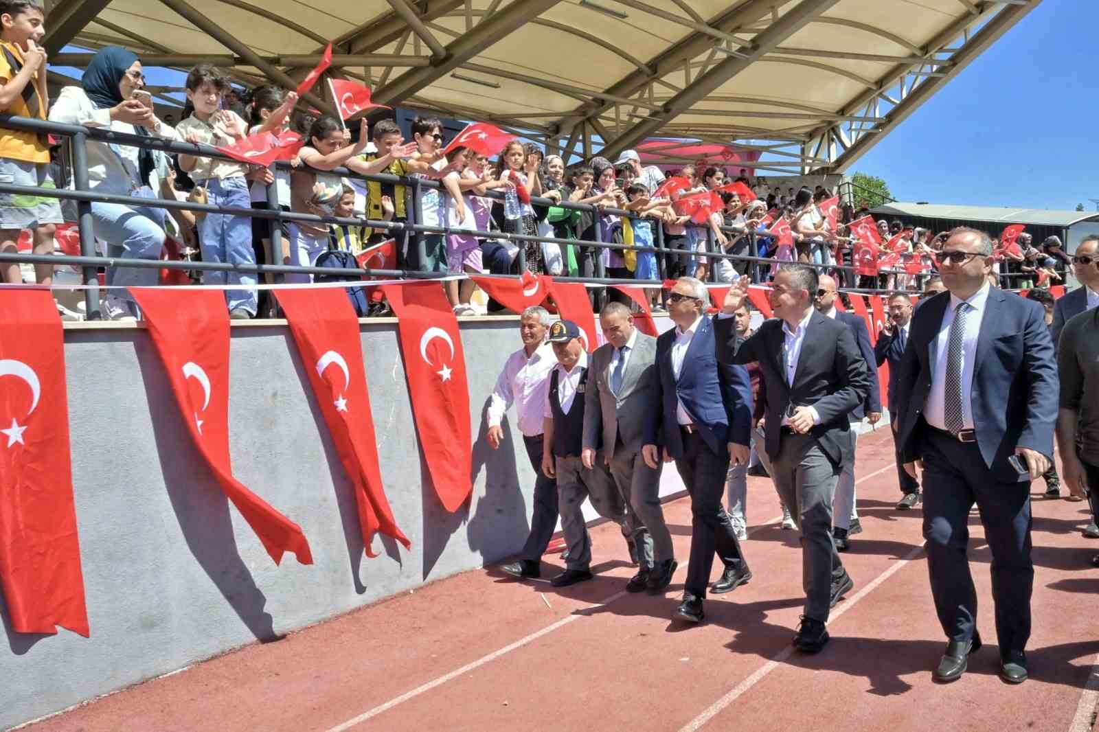 Esenyurt’ta karne coşkusu: Binlerce çocuk yaz tatiline şenlikle merhaba dedi