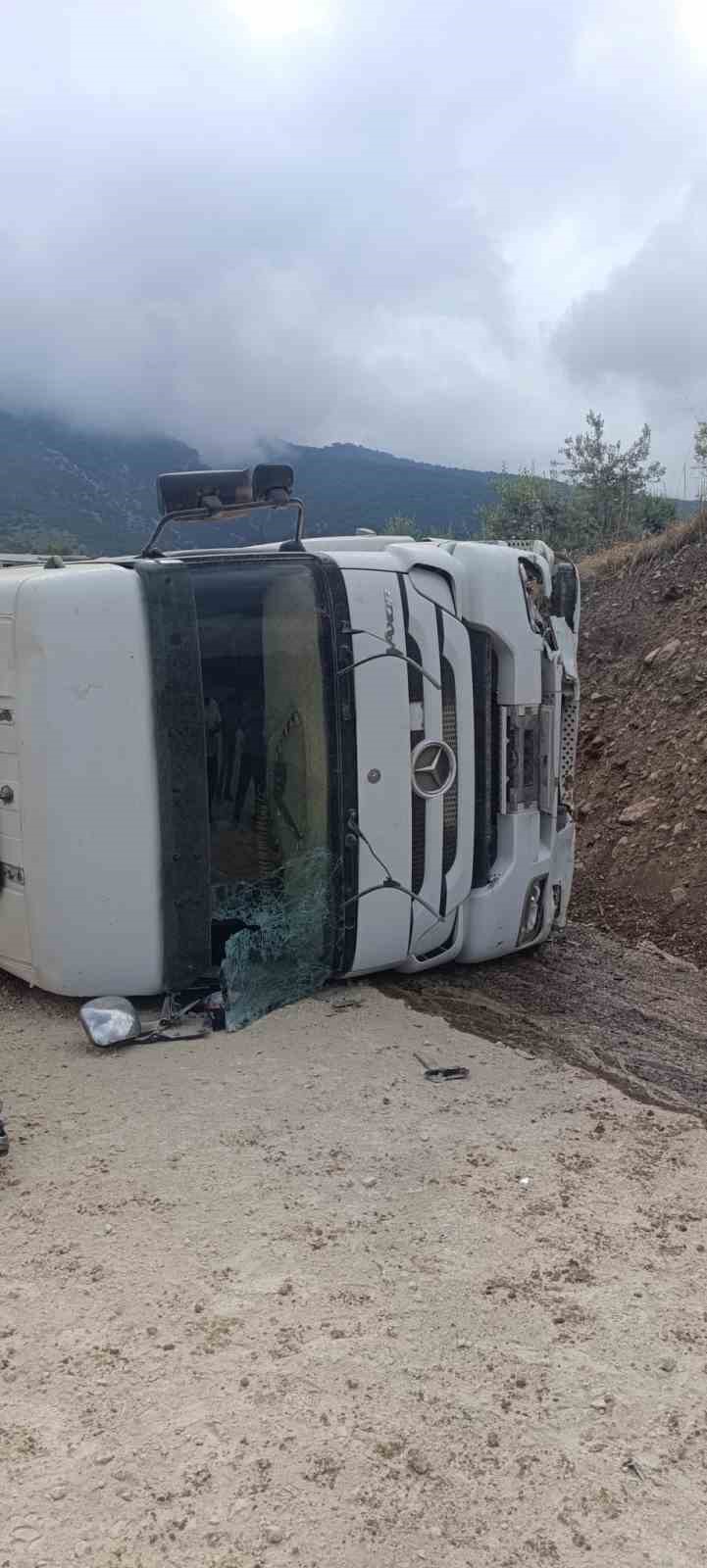 Osmaniye’de kontrolden çıkan tır yamaca çarptı: 1 yaralı