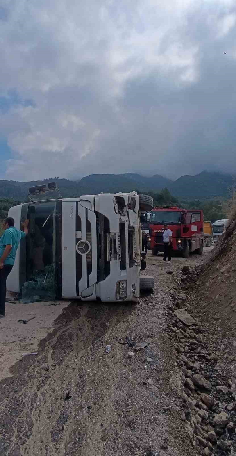 Osmaniye’de kontrolden çıkan tır yamaca çarptı: 1 yaralı