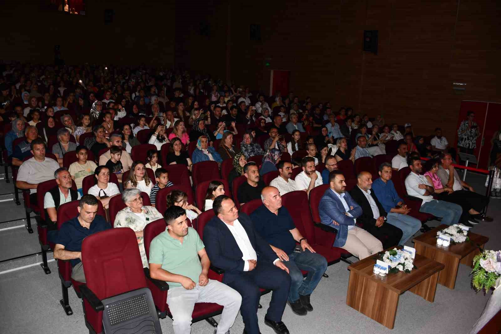 Vezirköprü’de Türk Halk Oyunları Gösterisi