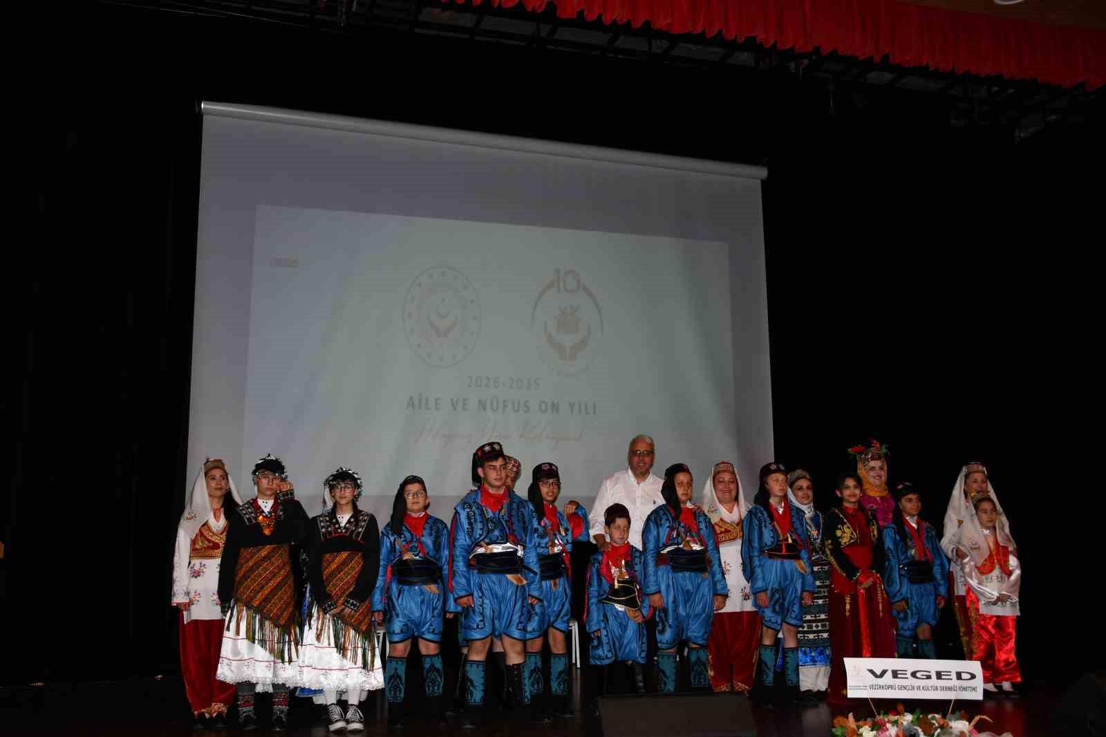 Vezirköprü’de Türk Halk Oyunları Gösterisi