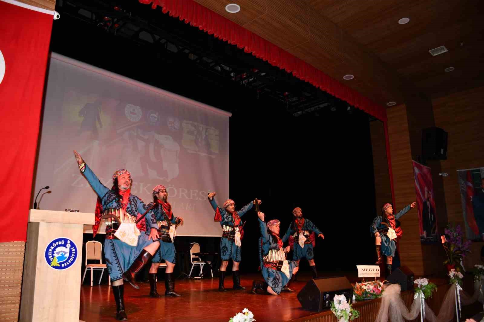 Vezirköprü’de Türk Halk Oyunları Gösterisi