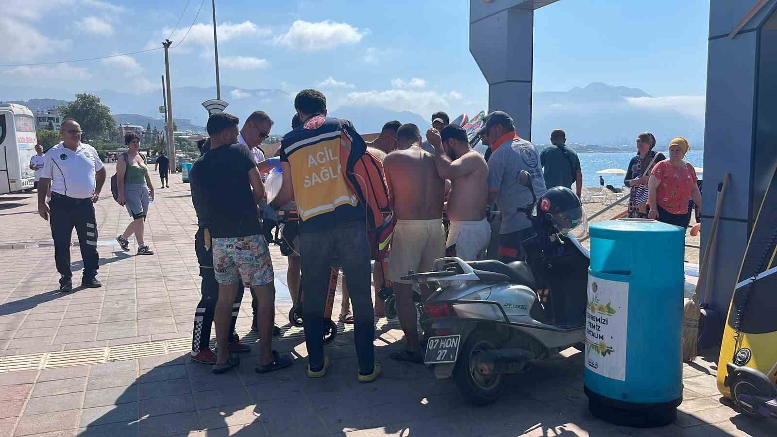 Alanya’da denizde boğulma tehlikesi geçiren yaşlı adam hastaneye kaldırıldı