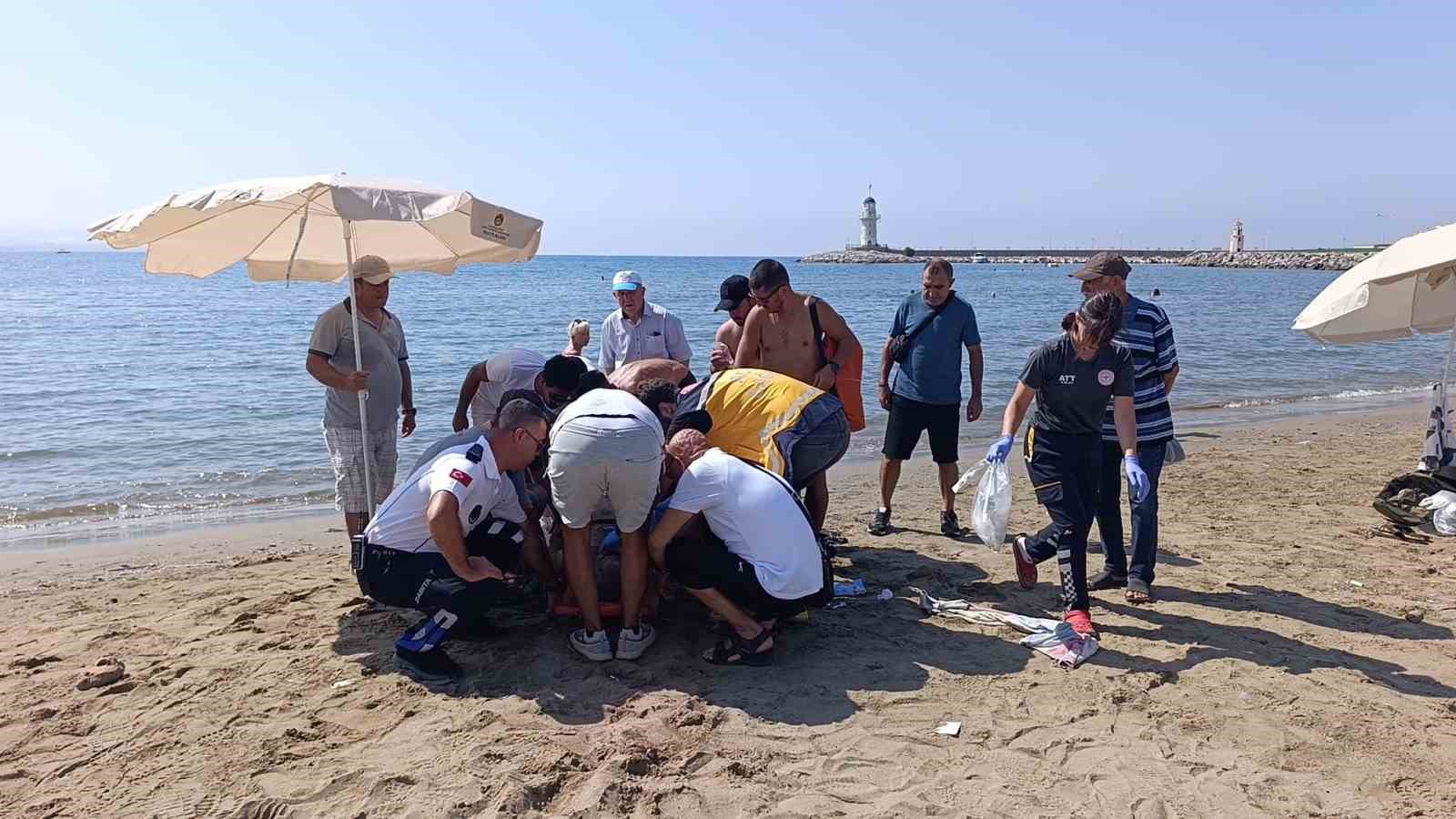 Alanya’da denizde boğulma tehlikesi geçiren yaşlı adam hastaneye kaldırıldı