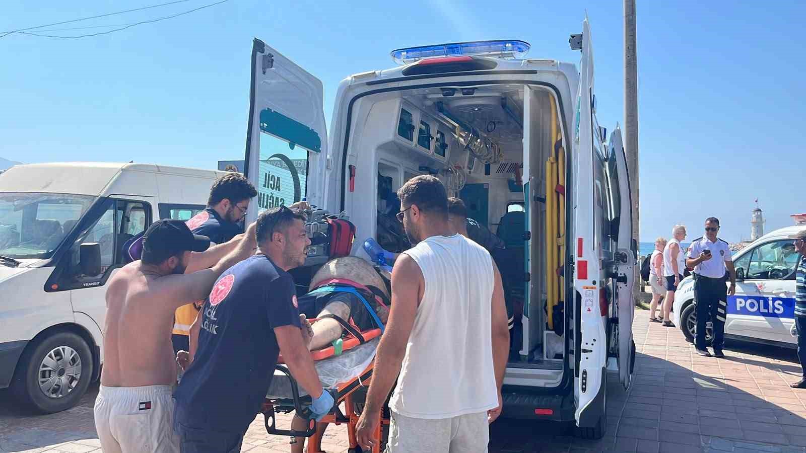 Alanya’da denizde boğulma tehlikesi geçiren yaşlı adam hastaneye kaldırıldı