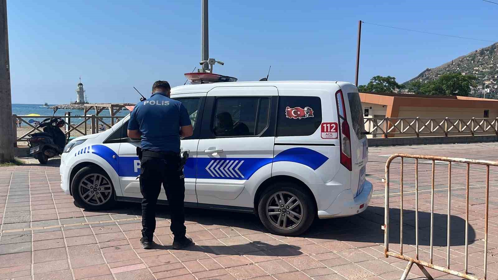 Alanya’da denizde boğulma tehlikesi geçiren yaşlı adam hastaneye kaldırıldı