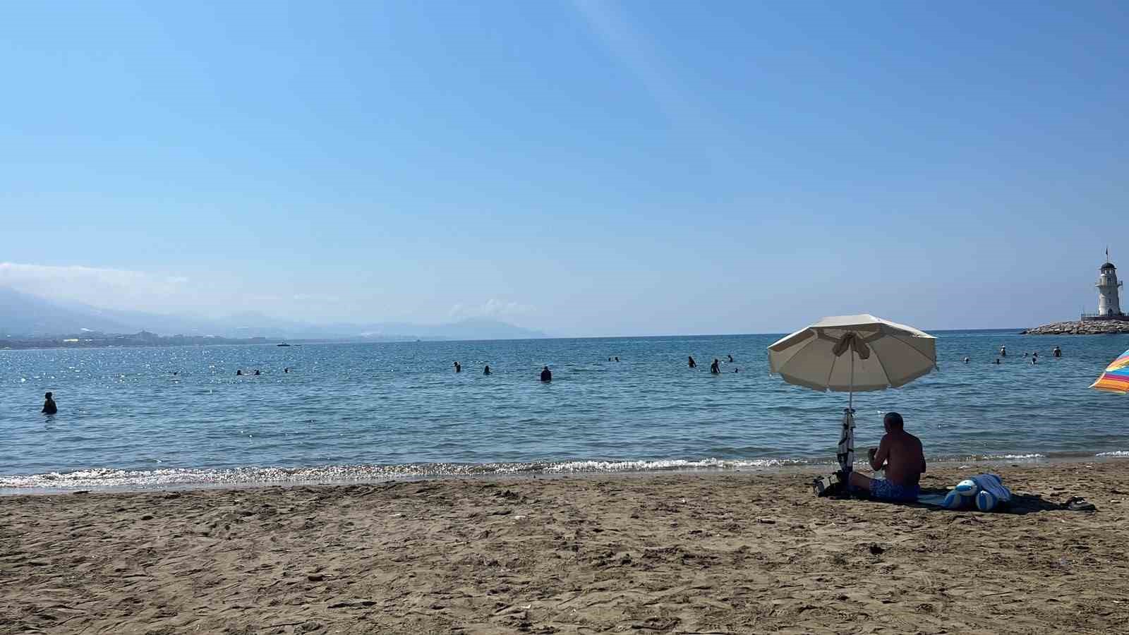 Alanya’da denizde boğulma tehlikesi geçiren yaşlı adam hastaneye kaldırıldı