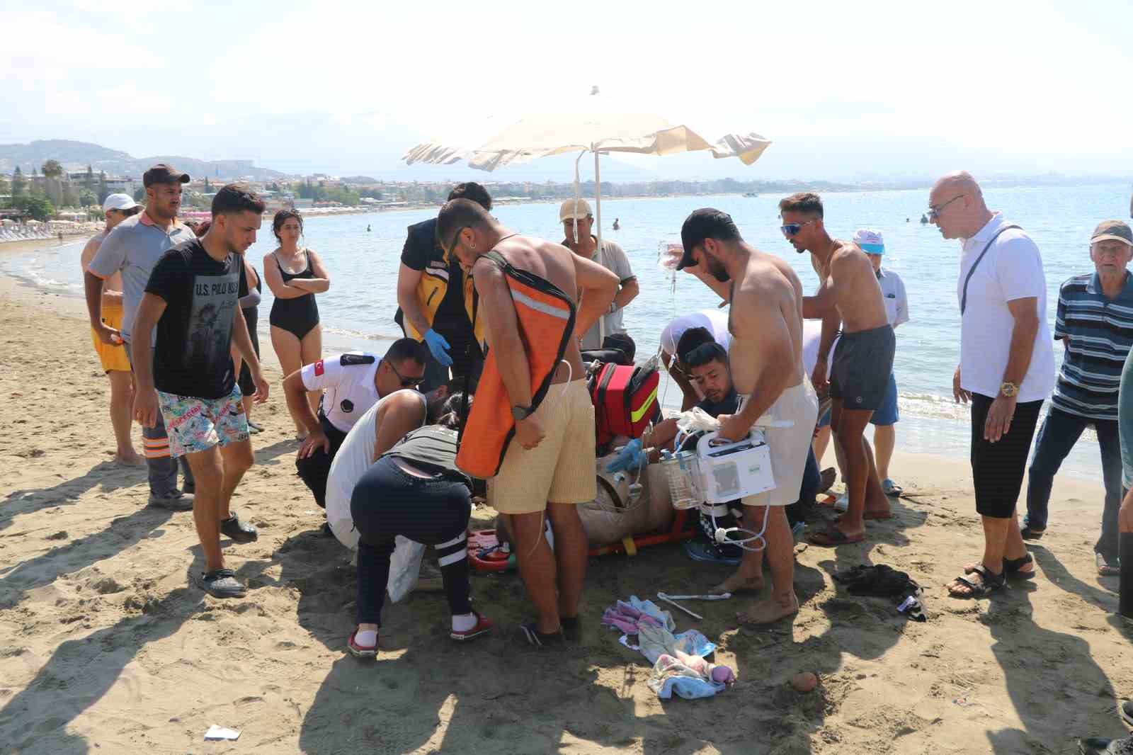 Alanya’da denizde boğulma tehlikesi geçiren yaşlı adam hastaneye kaldırıldı