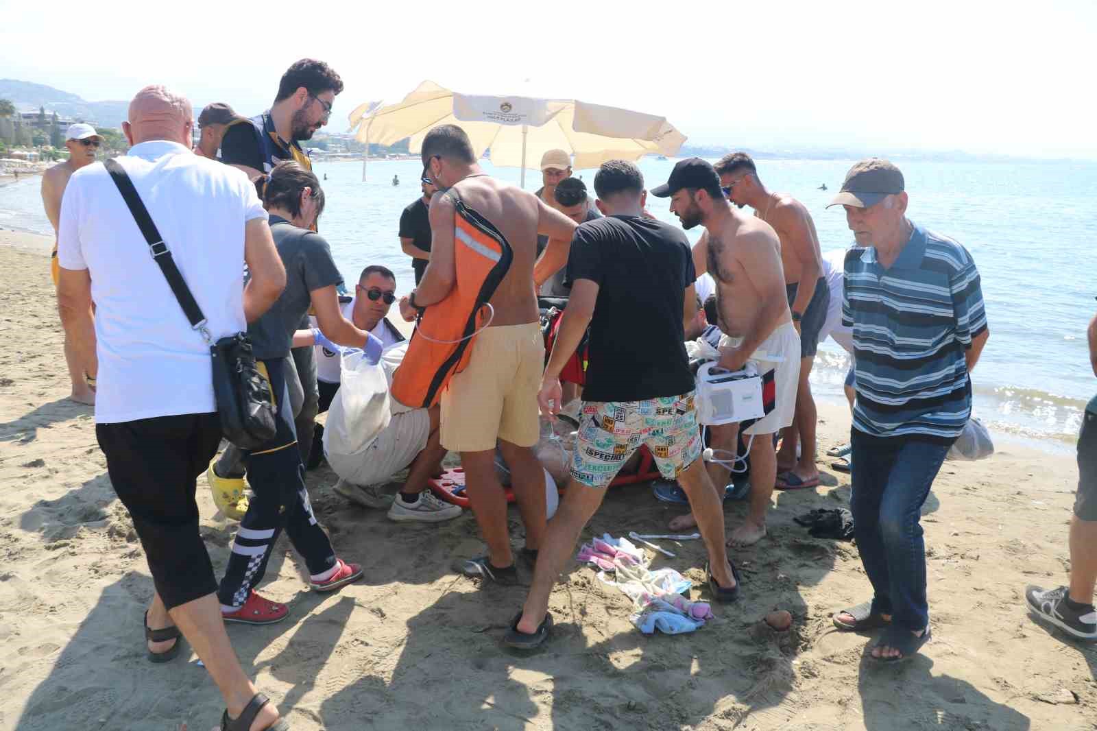 Alanya’da denizde boğulma tehlikesi geçiren yaşlı adam hastaneye kaldırıldı
