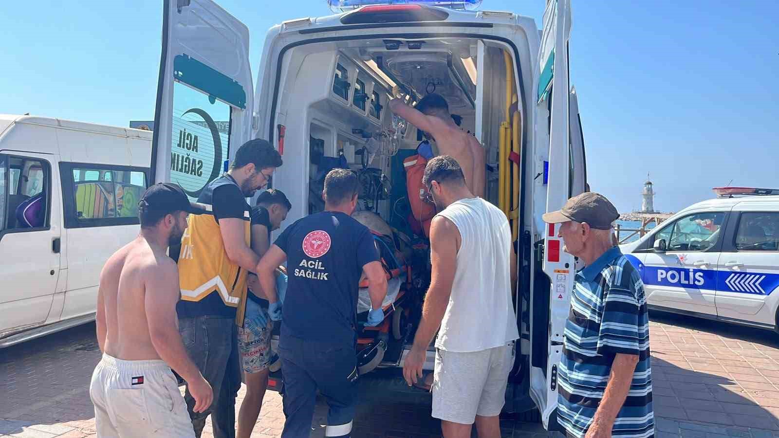 Alanya’da denizde boğulma tehlikesi geçiren yaşlı adam hastaneye kaldırıldı