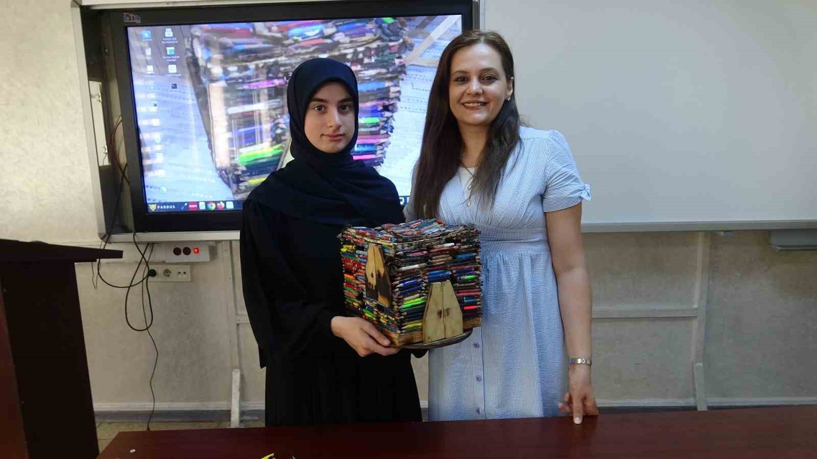 Biriktirdiği küçük kalemlerden minyatür ev yaptı