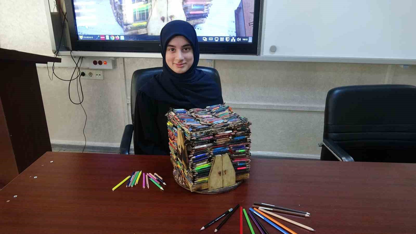 Biriktirdiği küçük kalemlerden minyatür ev yaptı