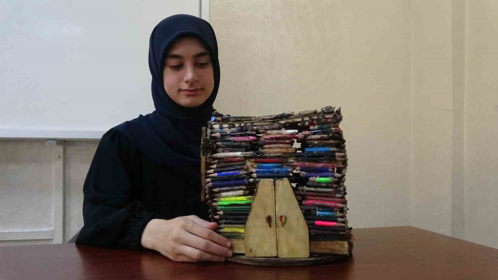 Biriktirdiği küçük kalemlerden minyatür ev yaptı