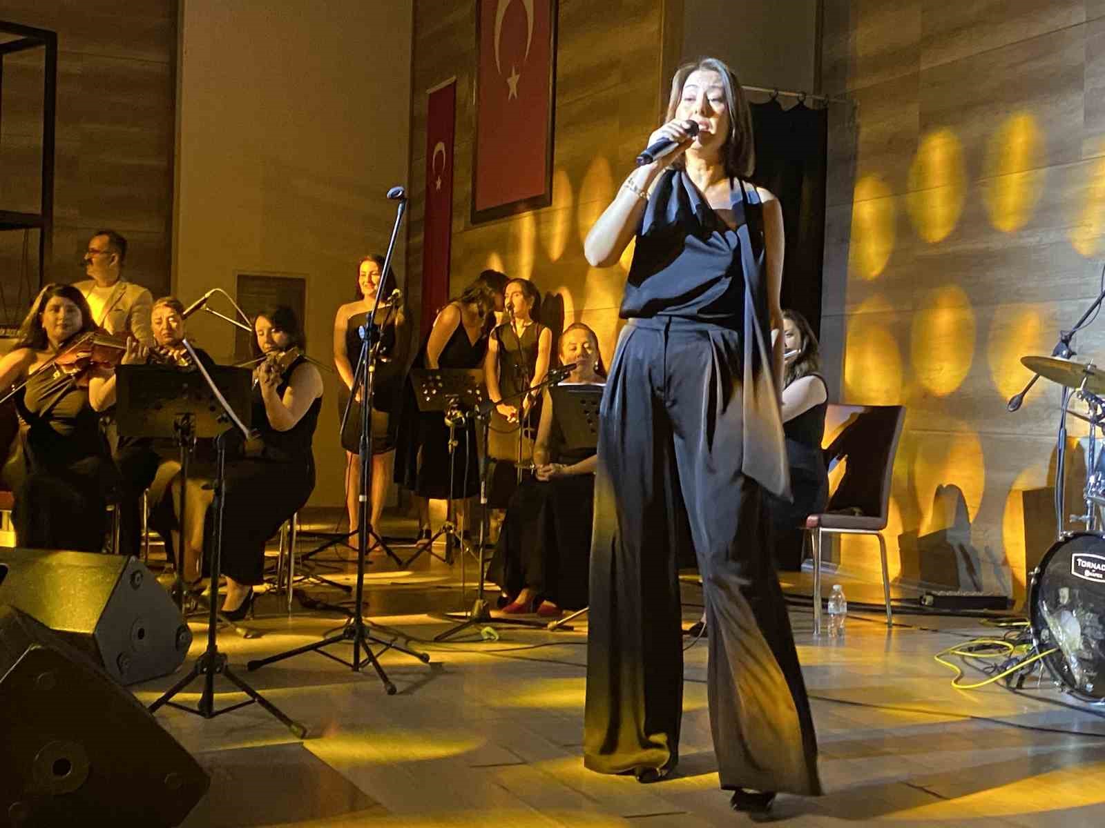 Öğretmenler sahneye çıktı, Alaşehir tek ses oldu