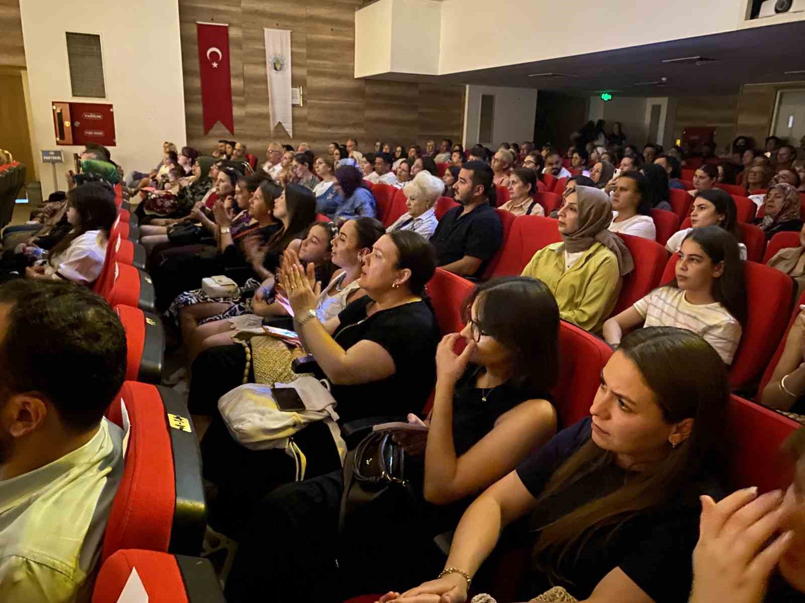 Öğretmenler sahneye çıktı, Alaşehir tek ses oldu