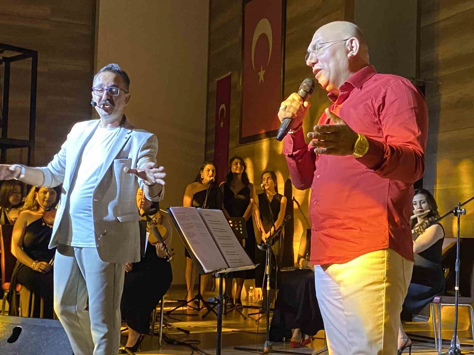 Öğretmenler sahneye çıktı, Alaşehir tek ses oldu