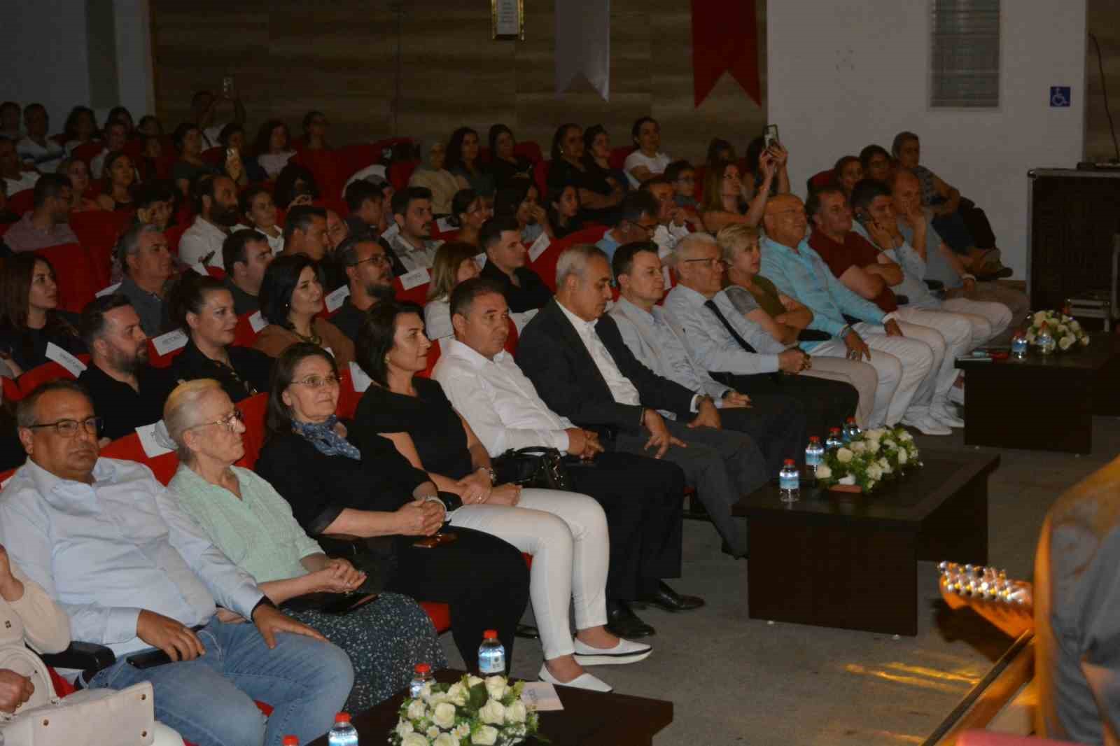 Öğretmenler sahneye çıktı, Alaşehir tek ses oldu