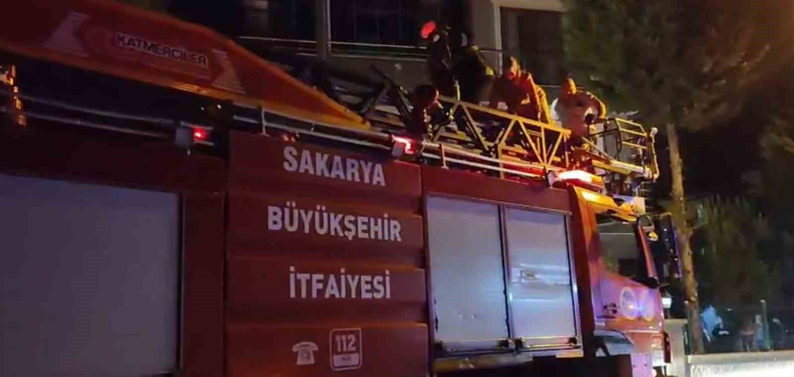 Binaya girip bebek arabalarını yakan şüpheli yakalandı