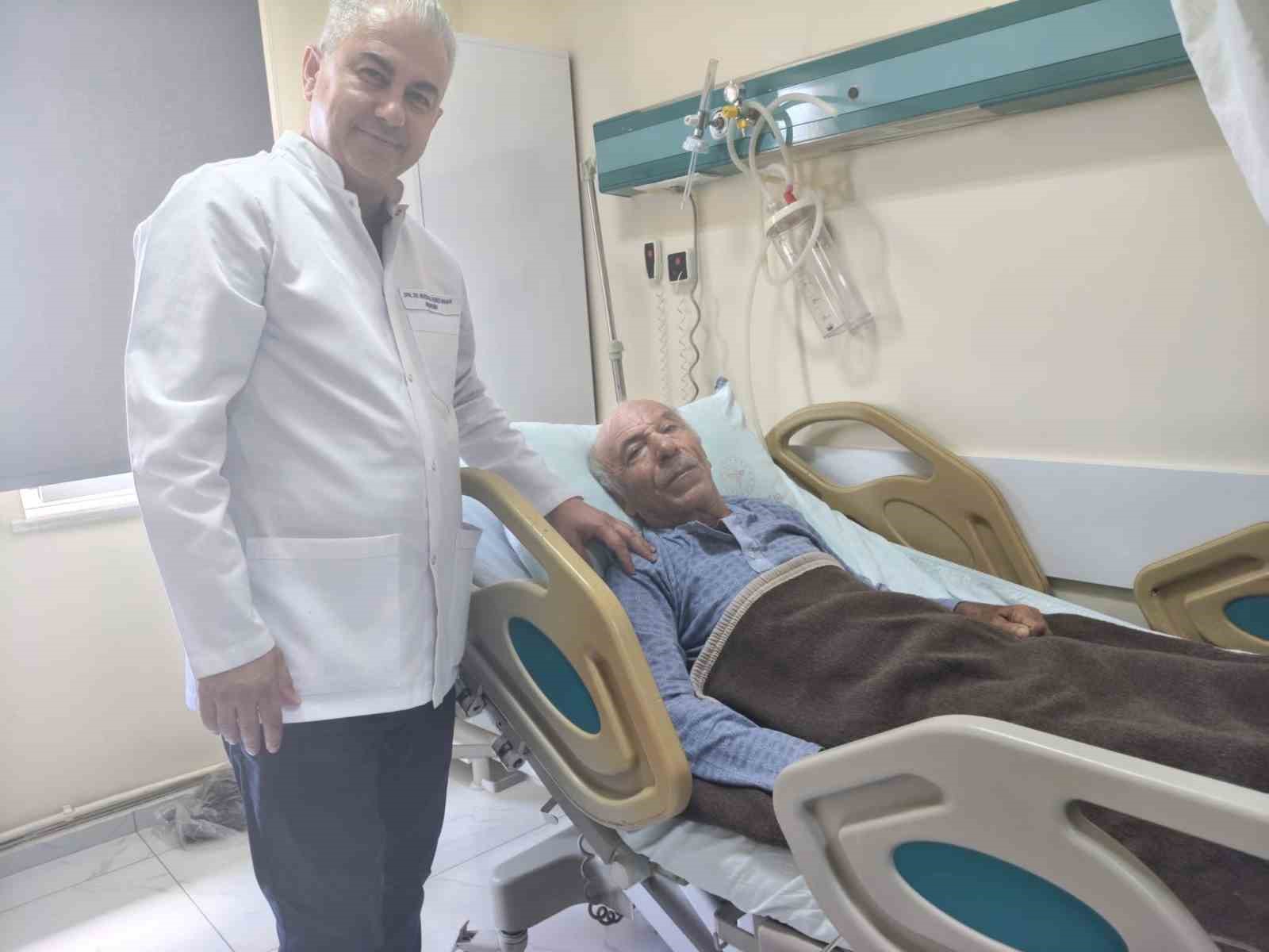 Bozyazı’da 4 santimetrelik mesane taşı tek parça halinde çıkarıldı.