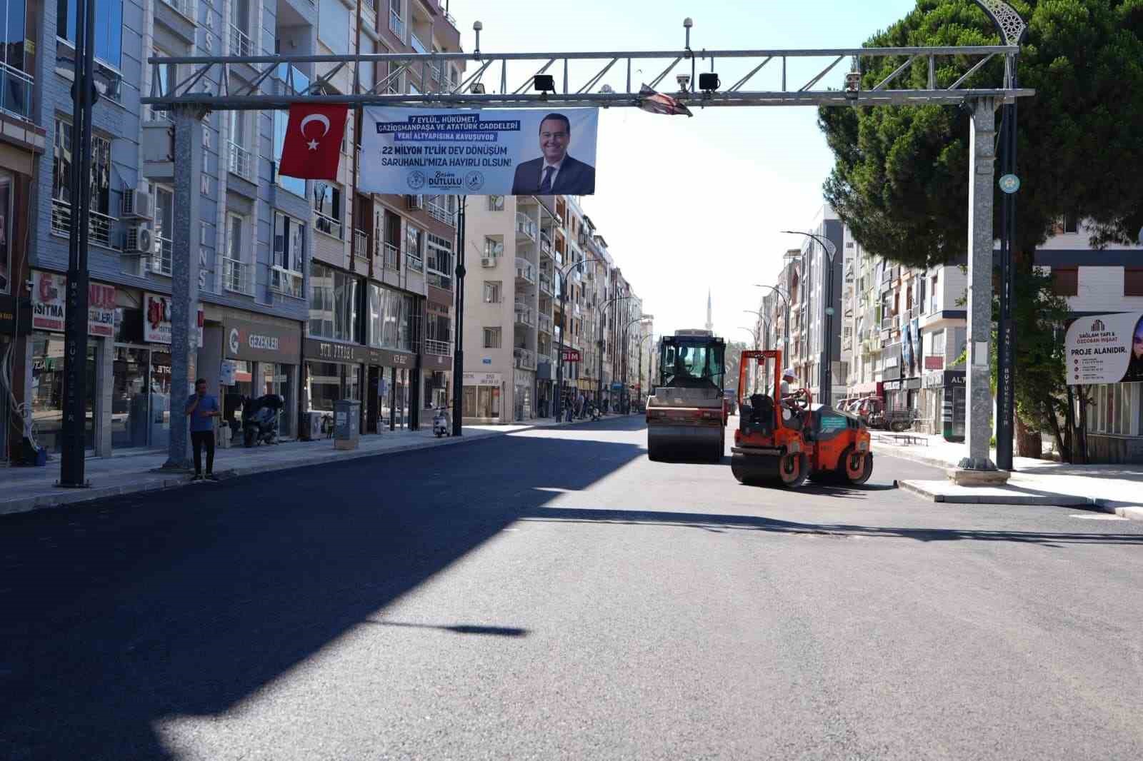 Altyapısı yenilenen caddede sıcak asfalt çalışmaları başladı