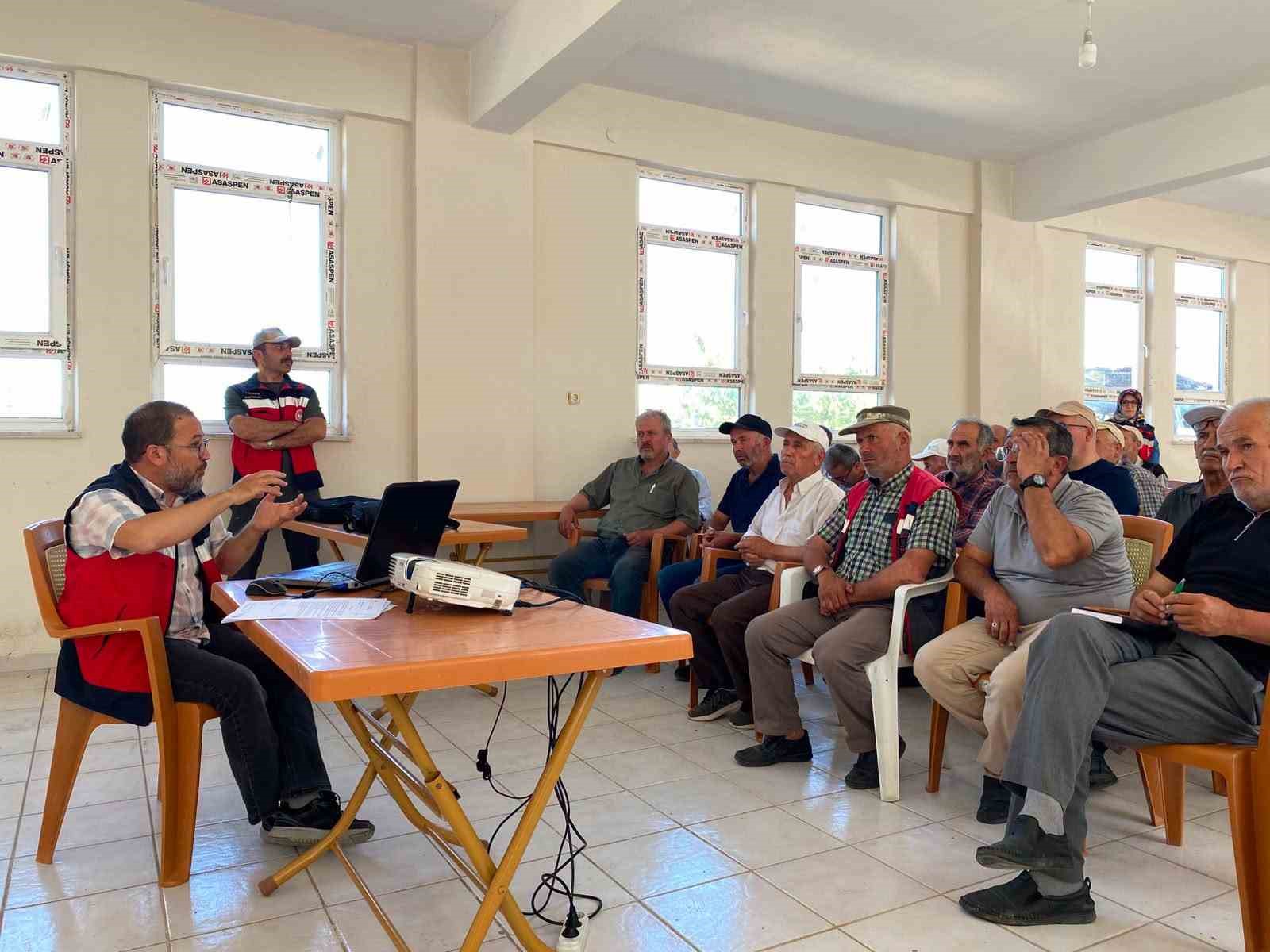 Tavşanlı’da üreticilere, "Bitki Koruma Ürünleri Uygulama Belgesi" eğitimi