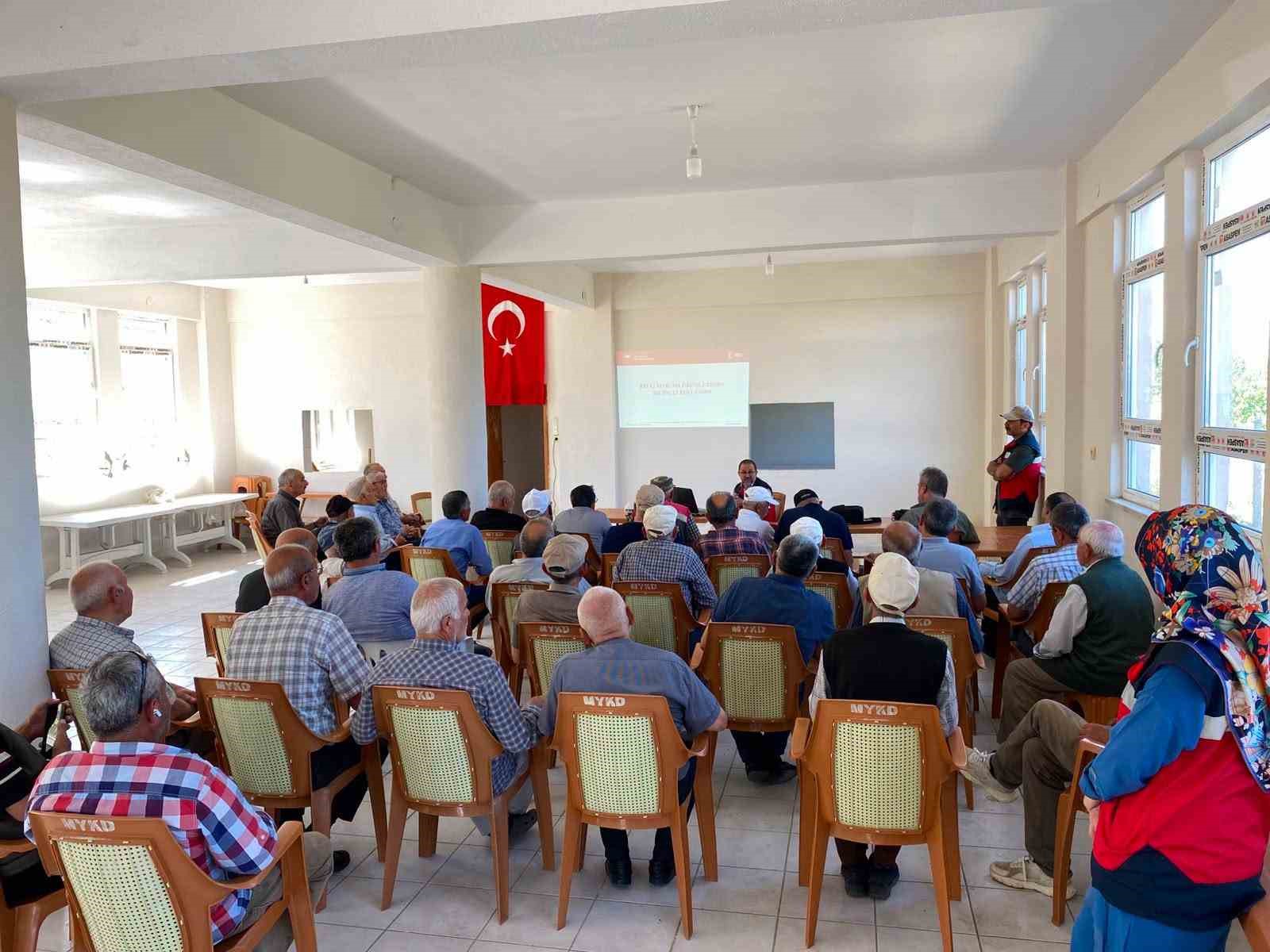 Tavşanlı’da üreticilere, "Bitki Koruma Ürünleri Uygulama Belgesi" eğitimi