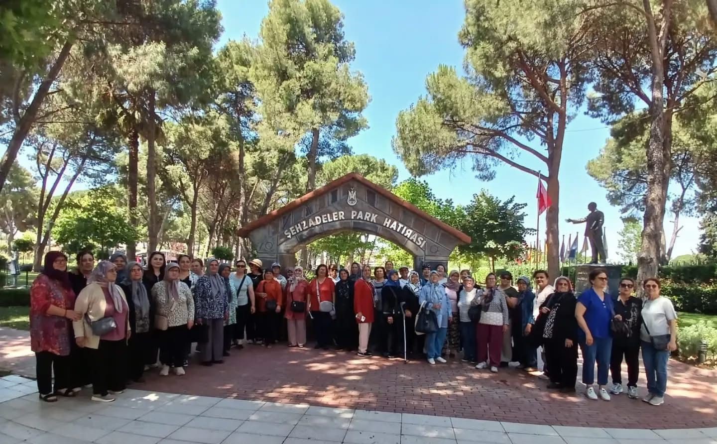 Sarıgöllü kadınlar Manisa’da tarih ve kültür yolculuğuna çıktı