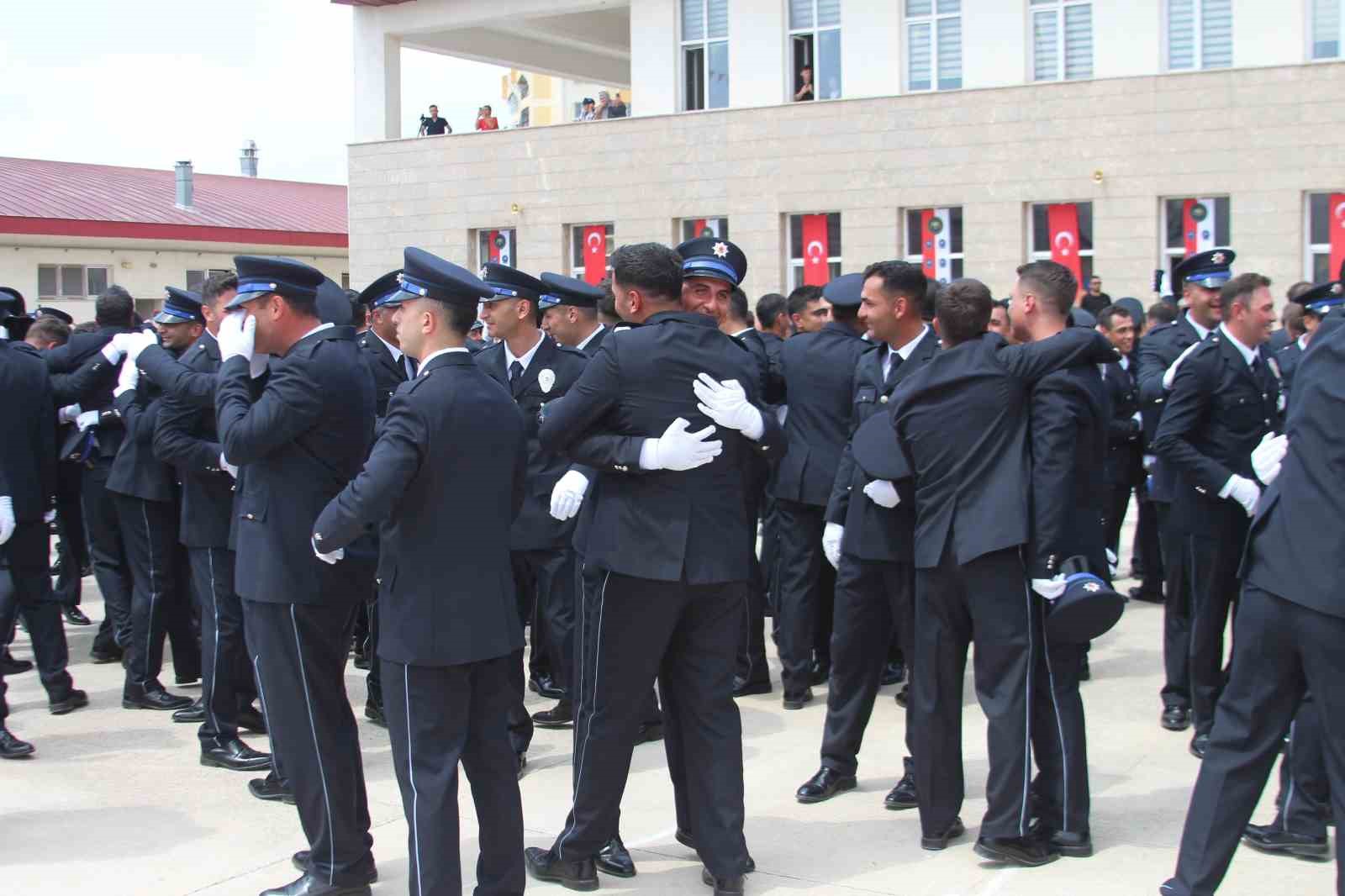 Polis yemin töreninin ardından sürpriz evlilik teklifi