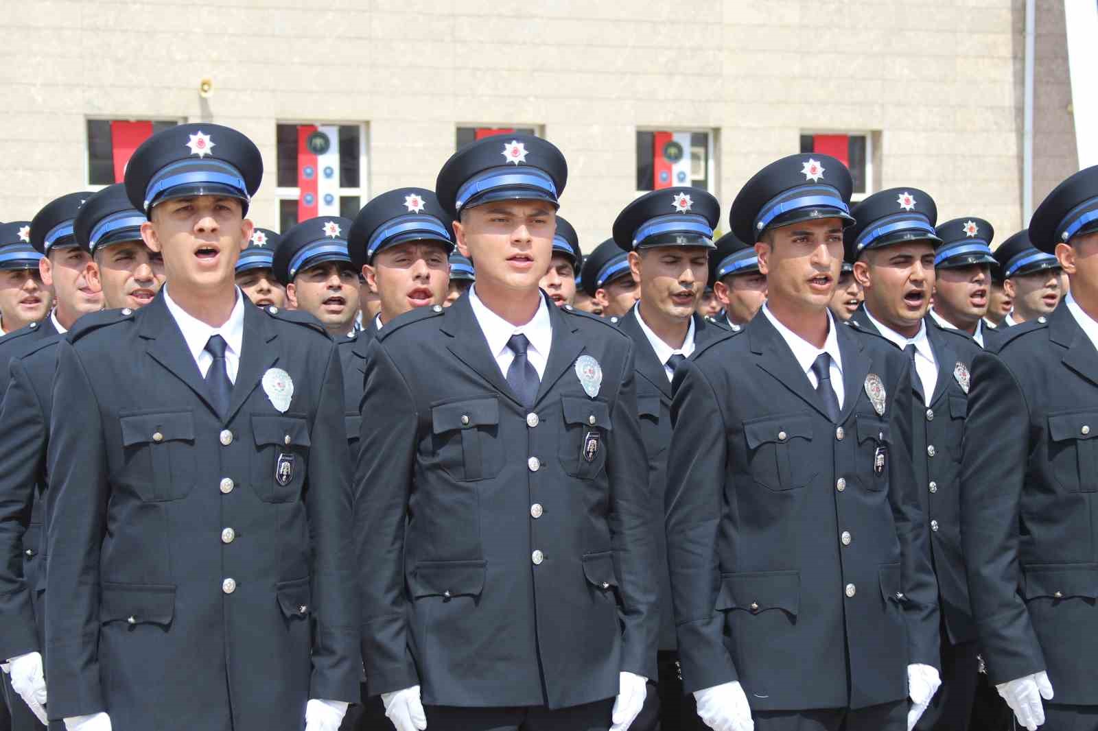 Polis yemin töreninin ardından sürpriz evlilik teklifi