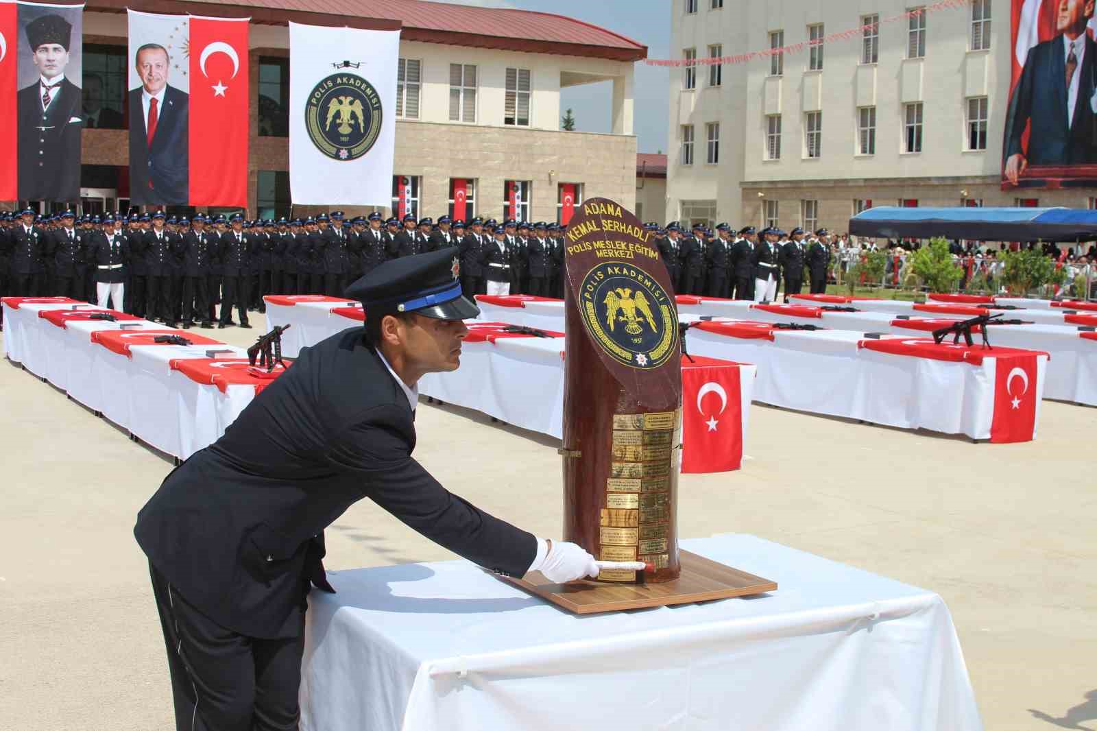 Polis yemin töreninin ardından sürpriz evlilik teklifi