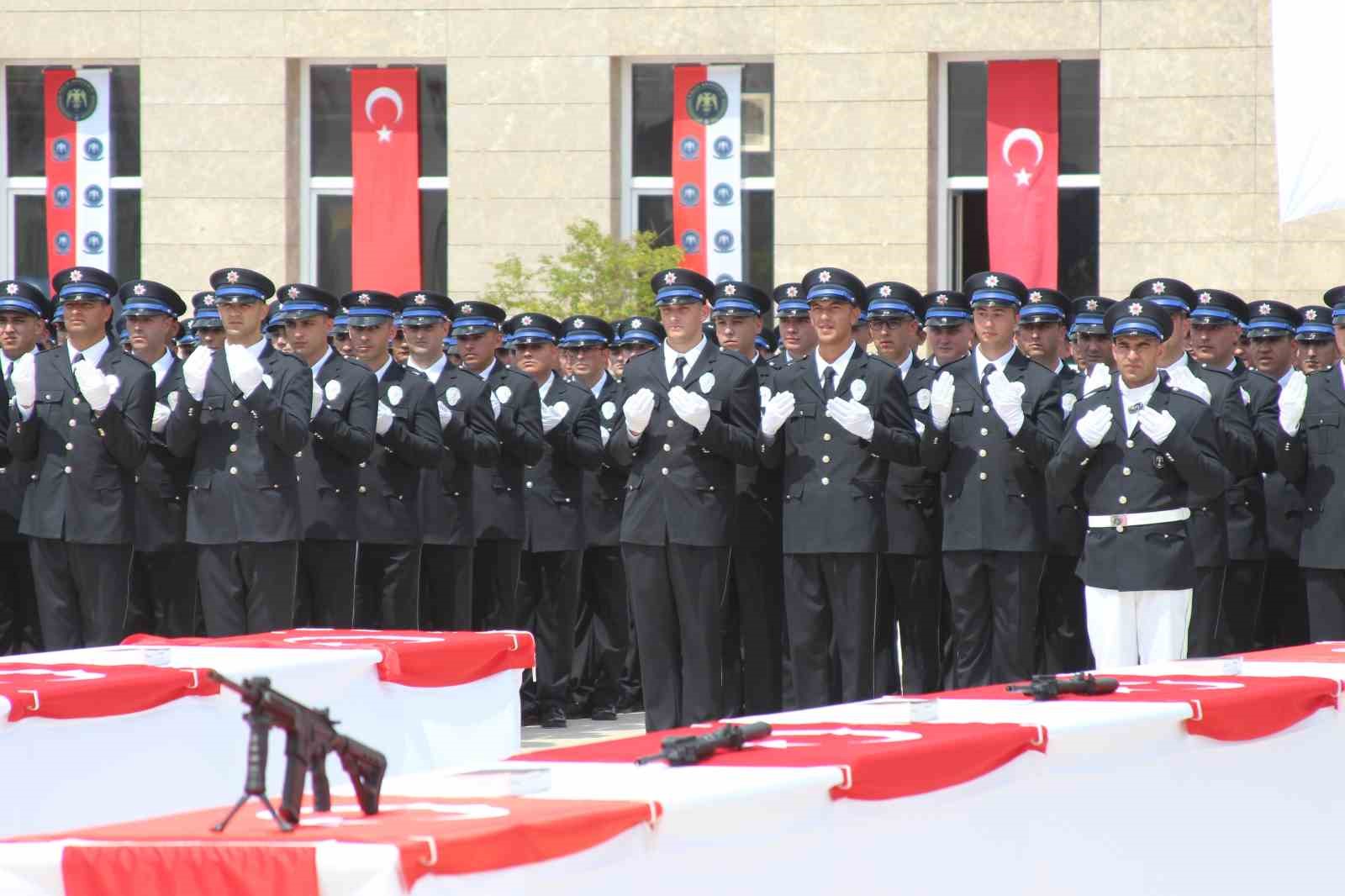 Polis yemin töreninin ardından sürpriz evlilik teklifi