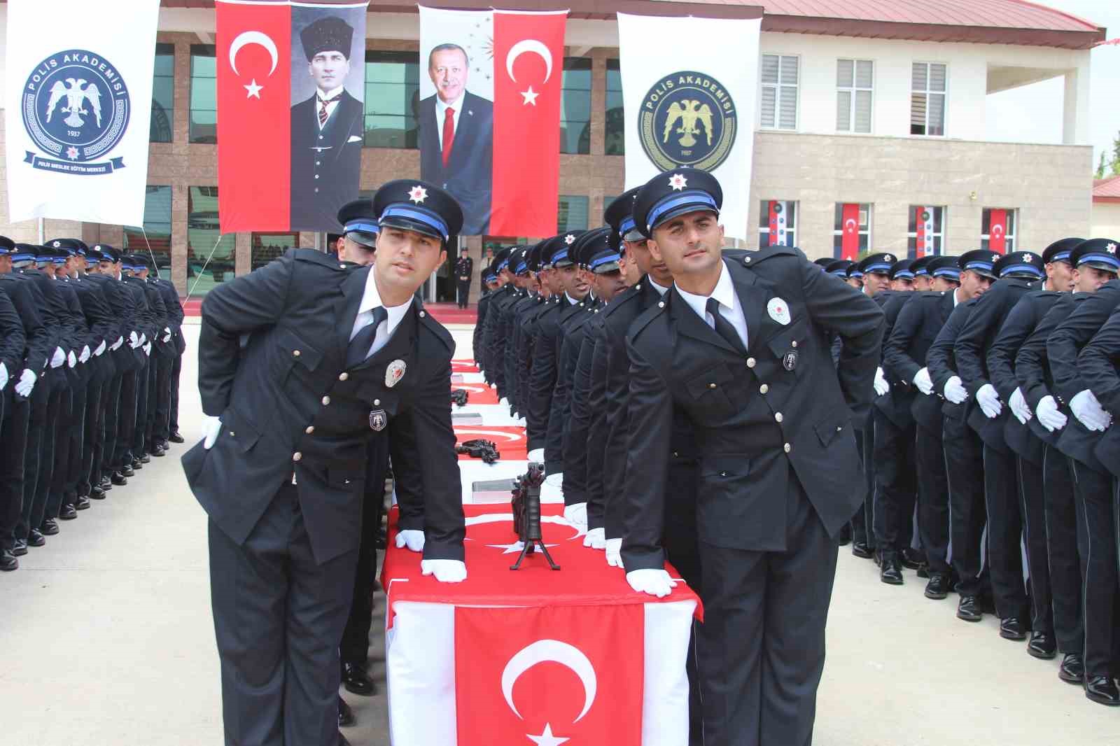 Polis yemin töreninin ardından sürpriz evlilik teklifi