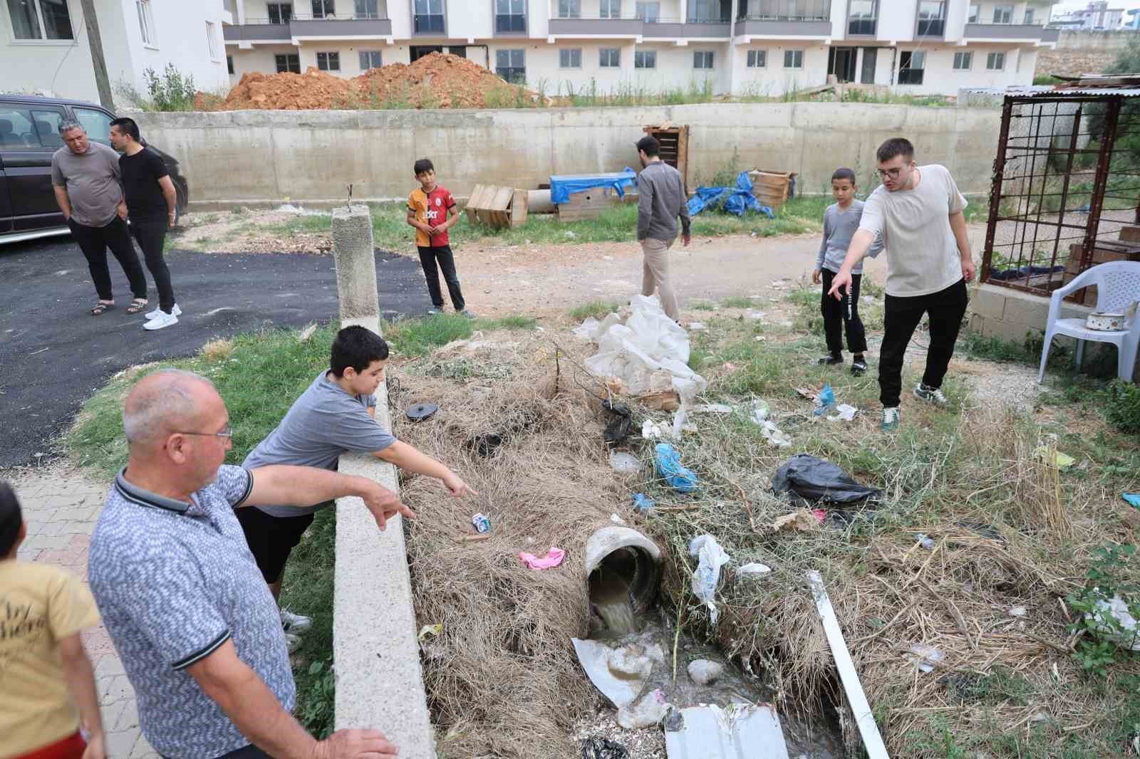 Kanalizasyonu akarsuya bağladılar, mahalle sakinleri sokağa çıkamıyor
