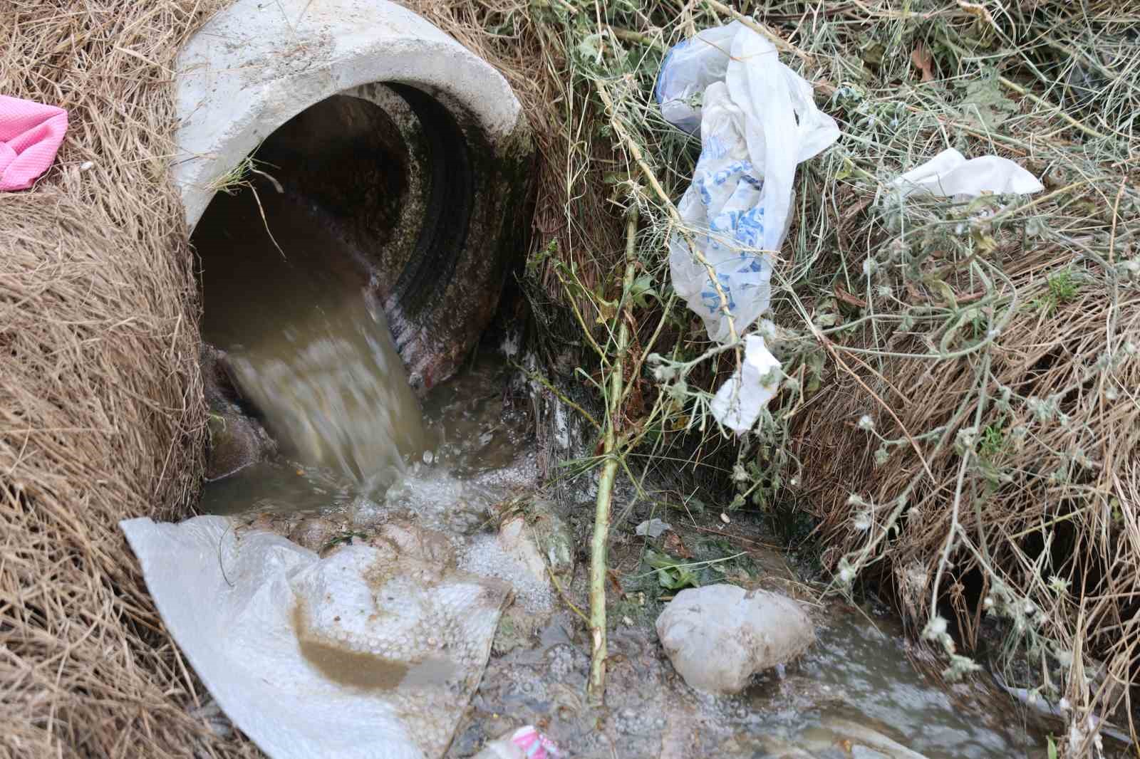 Kanalizasyonu akarsuya bağladılar, mahalle sakinleri sokağa çıkamıyor