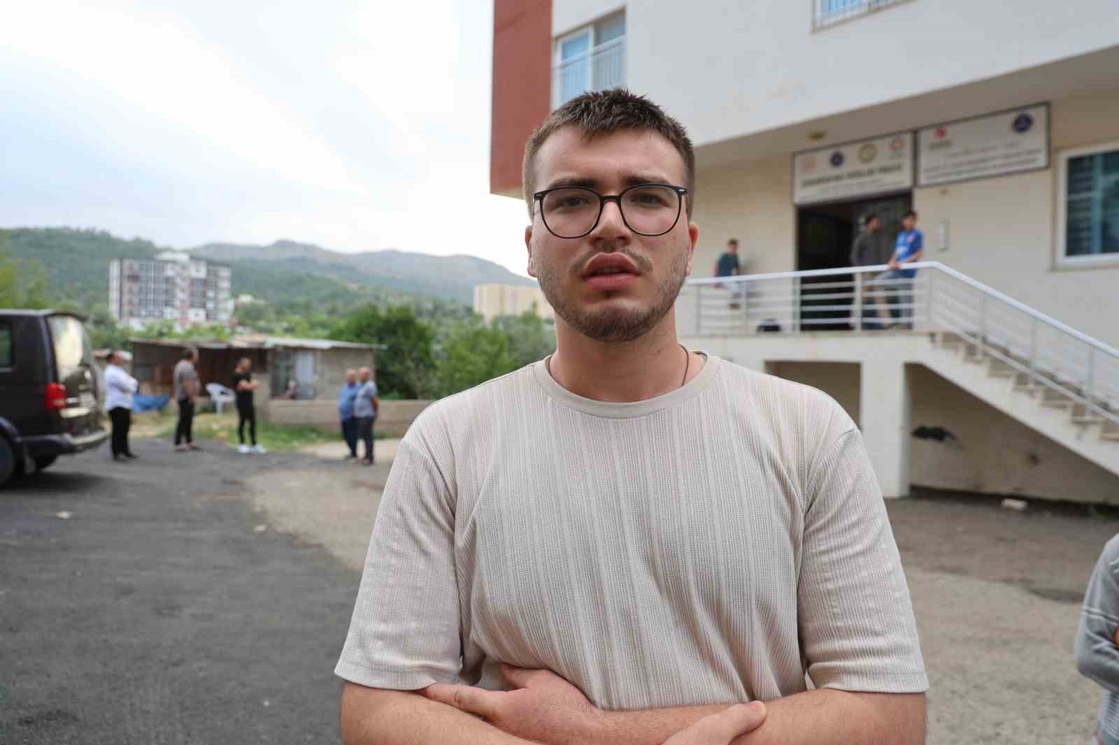 Kanalizasyonu akarsuya bağladılar, mahalle sakinleri sokağa çıkamıyor