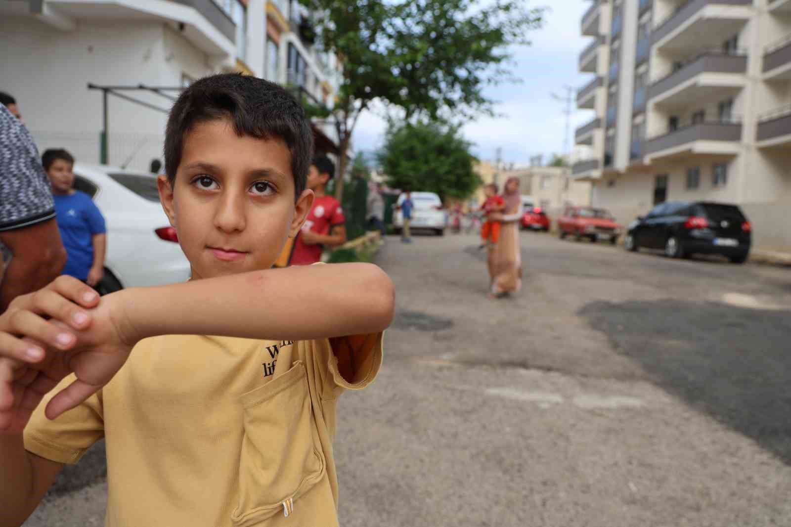 Kanalizasyonu akarsuya bağladılar, mahalle sakinleri sokağa çıkamıyor