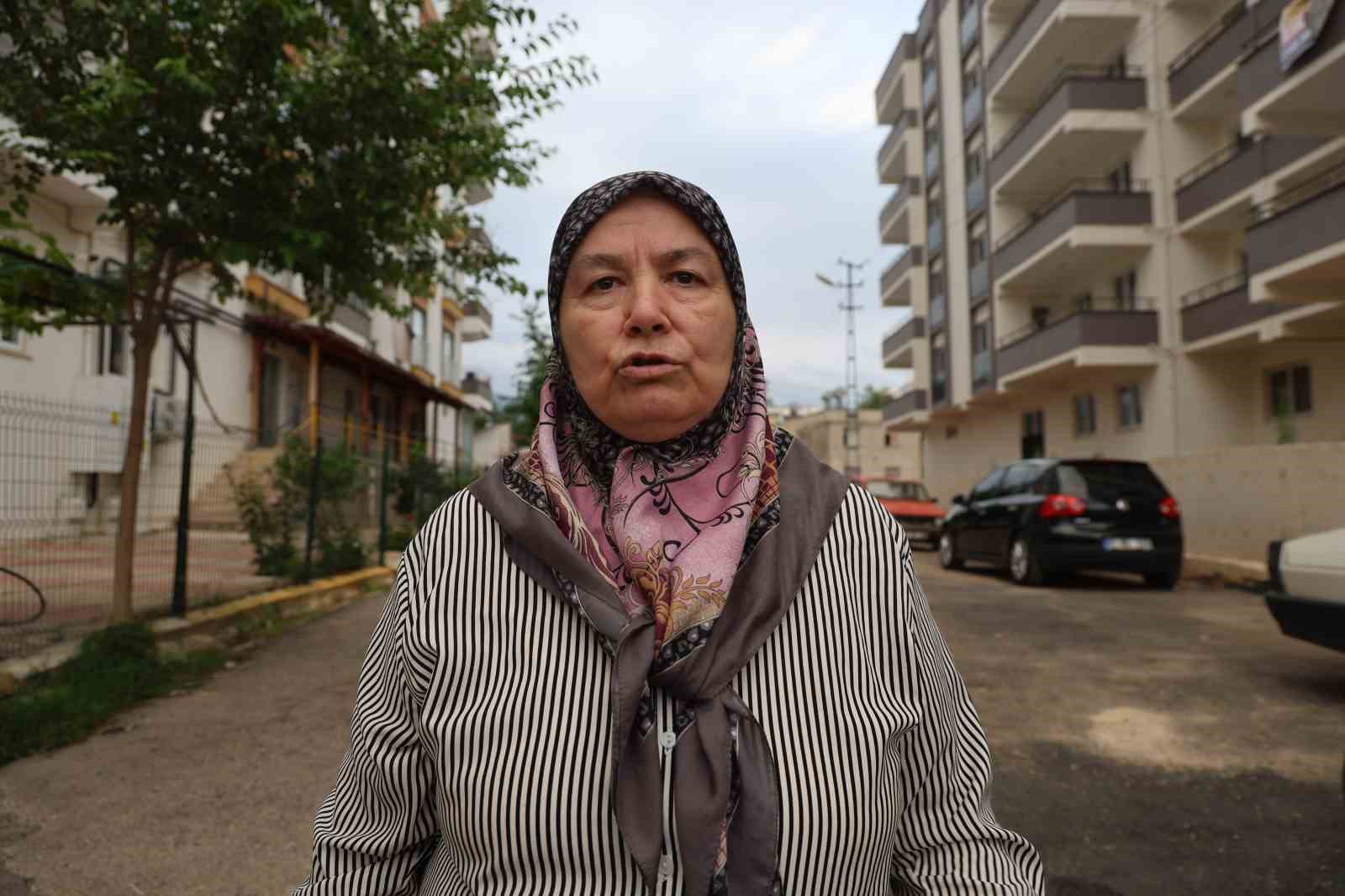 Kanalizasyonu akarsuya bağladılar, mahalle sakinleri sokağa çıkamıyor