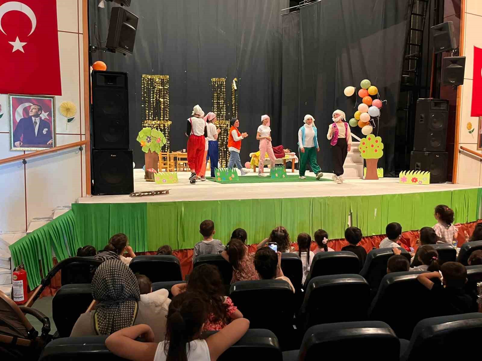Hınıs’ta masallar sahneye taşındı: Genç kızların emeği ayakta alkışlandı