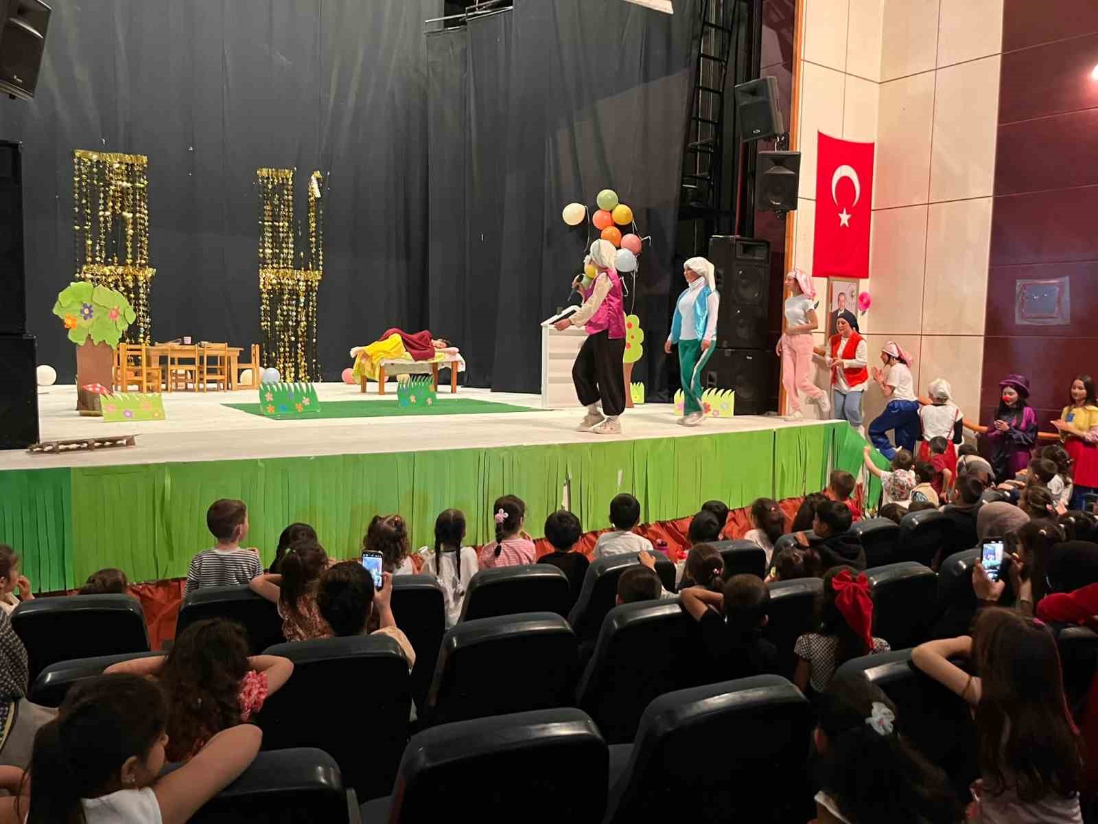 Hınıs’ta masallar sahneye taşındı: Genç kızların emeği ayakta alkışlandı