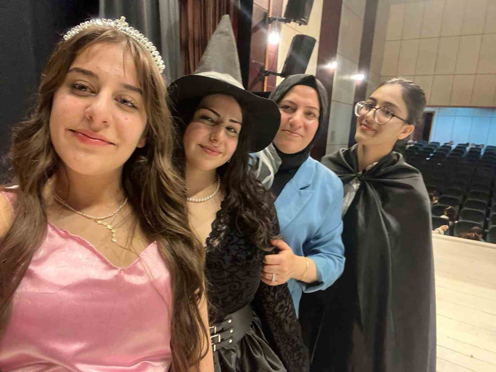 Hınıs’ta masallar sahneye taşındı: Genç kızların emeği ayakta alkışlandı