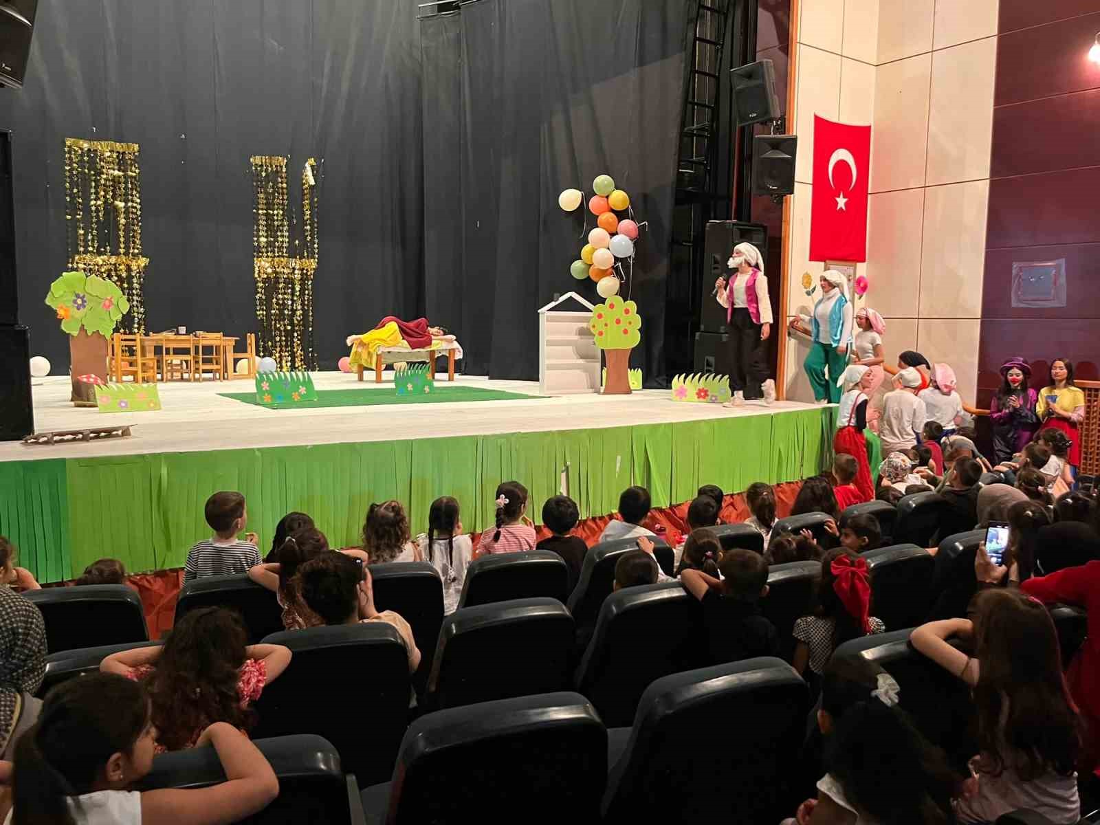 Hınıs’ta masallar sahneye taşındı: Genç kızların emeği ayakta alkışlandı