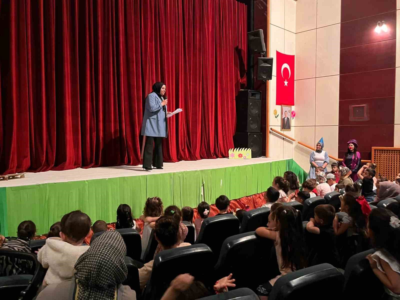 Hınıs’ta masallar sahneye taşındı: Genç kızların emeği ayakta alkışlandı