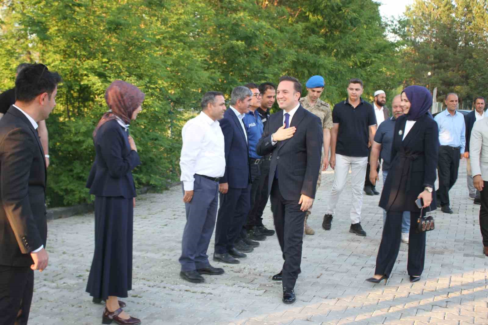 Malazgirt’te Kaymakam Göksu Bayram’a duygu dolu veda