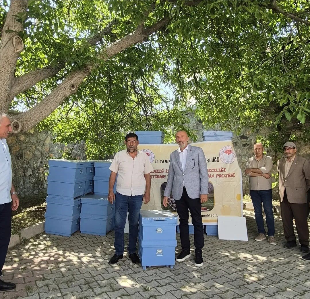 Sivrice’de arıcılara kovan desteği