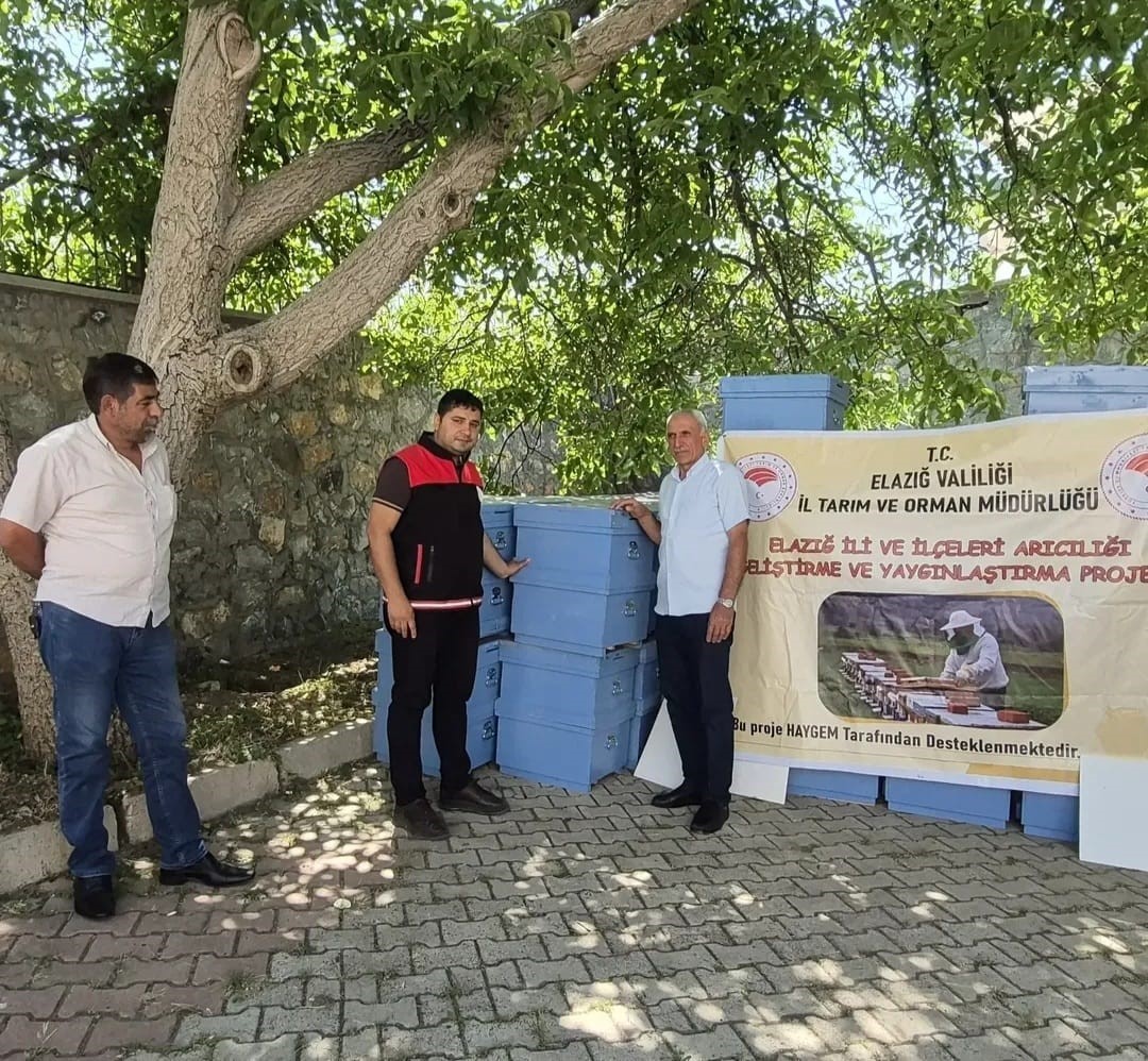 Sivrice’de arıcılara kovan desteği