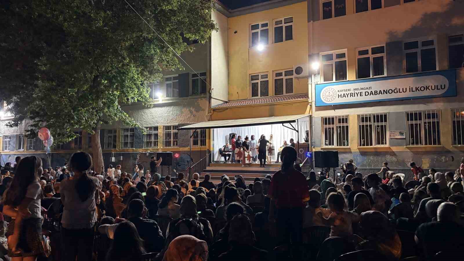 Öğrenciler yerine bu kez veliler yarıştı