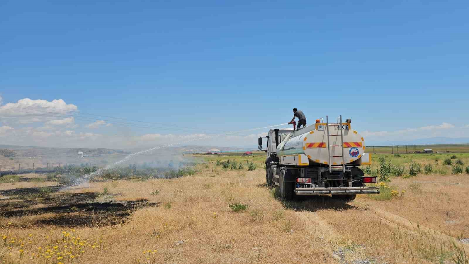 Adilcevaz’da otluk alanda çıkan yangın korkuttu